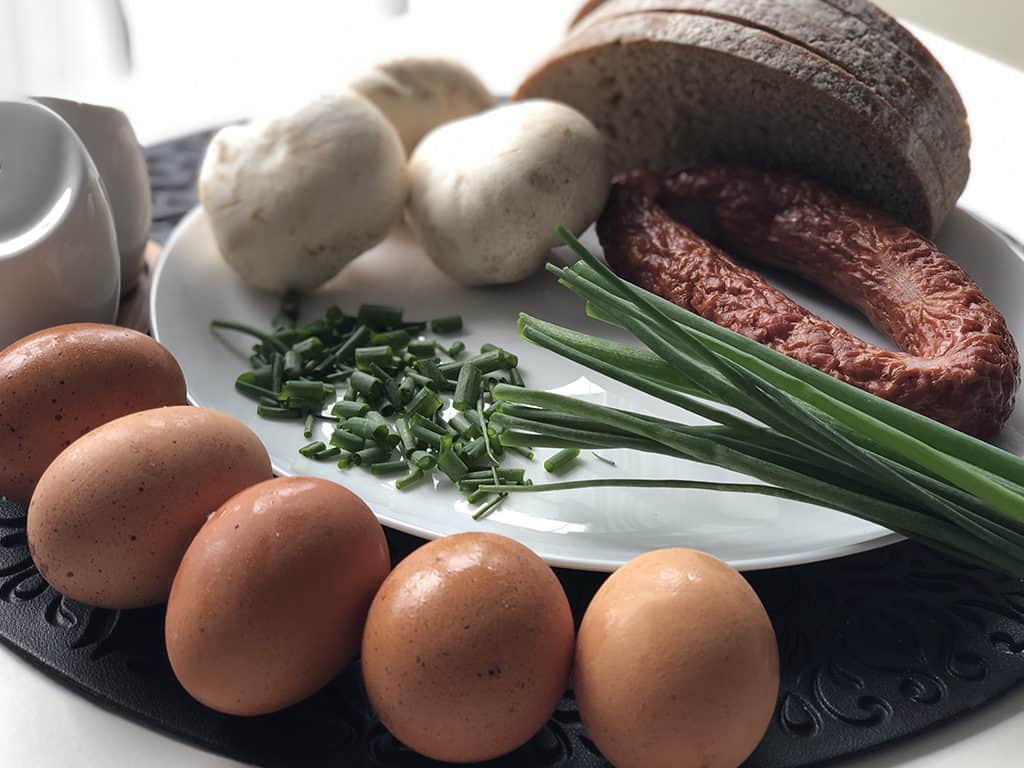 Jajecznica z pieczarkami - składniki przed przygotowaniem