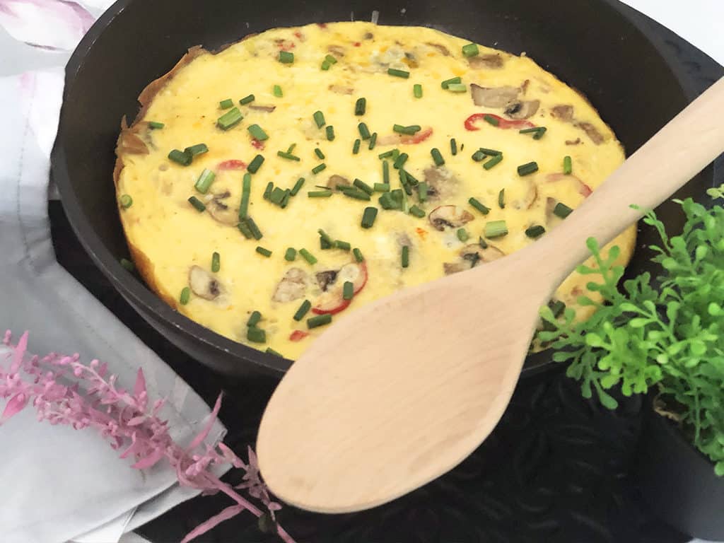 Omlet z papryką i pieczarkami - gotowe danie