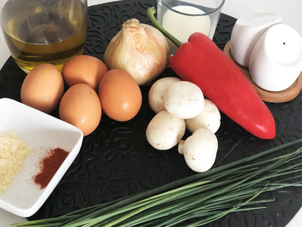 Omlet z papryką i pieczarkami - składniki przed przygotowaniem