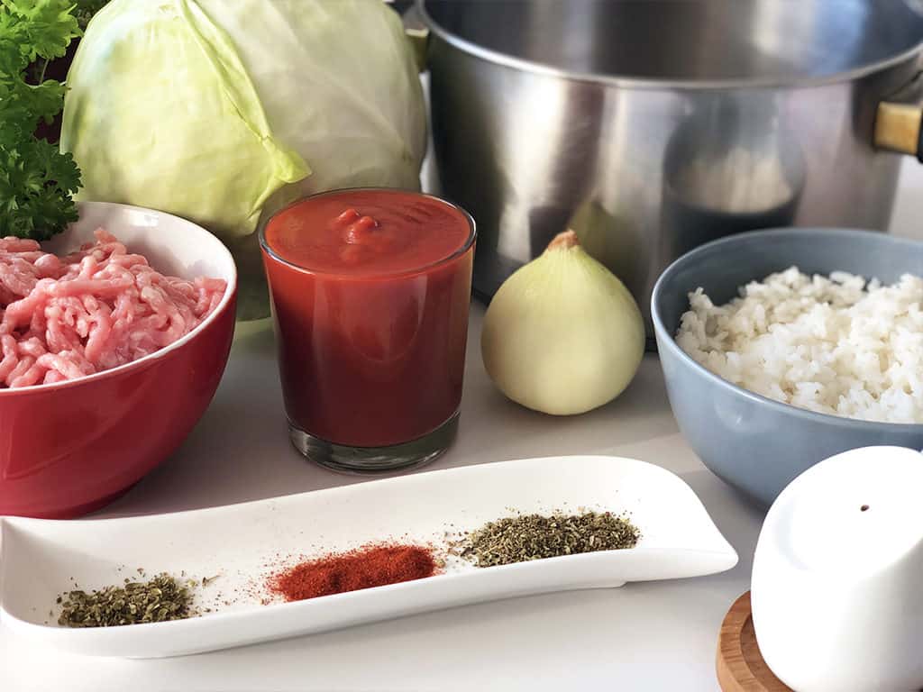 Gołąbki w sosie pomidorowym - składniki przed przygotowaniem