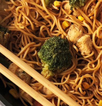Kurczak teriyaki z makaronem