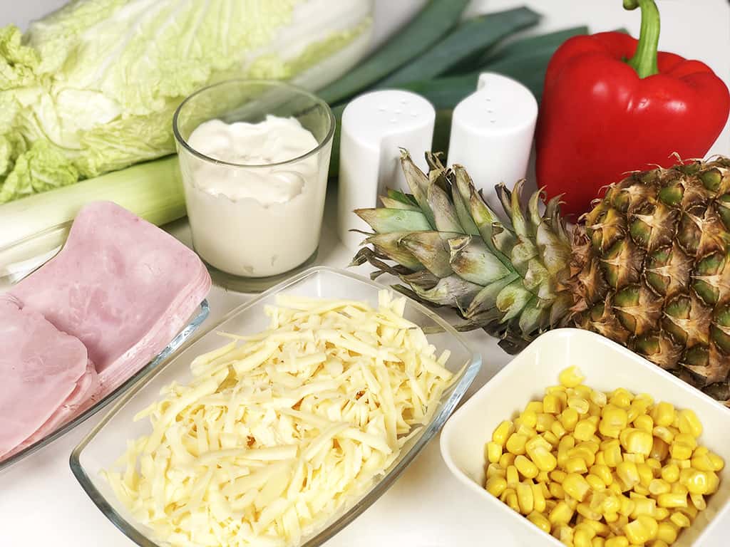 Sałatka warstwowa z szynką i ananasem - składniki przed przygotowaniem