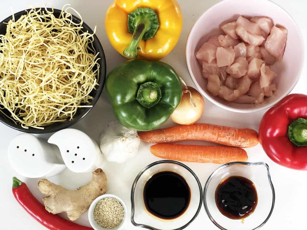 Makaron Chow Mein z kurczakiem - składniki przed przygotowaniem