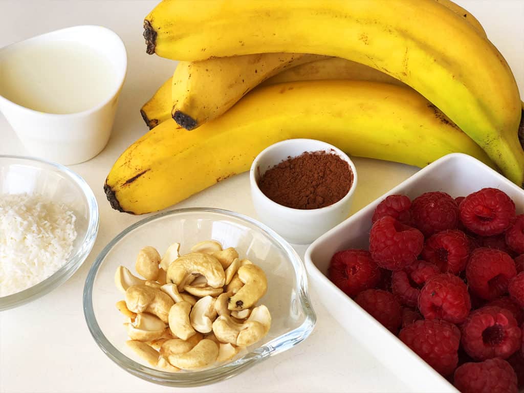 Fit deser bananowy z malinami - składniki przed przygotowaniem