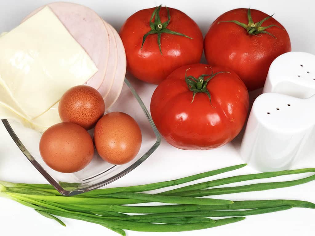 Jajka zapiekane w pomidorach - składniki przed przygotowaniem