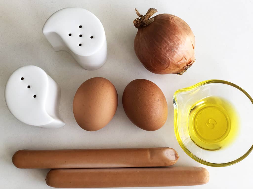 Jajko zapiekane w parówkach - składniki przed przygotowaniem