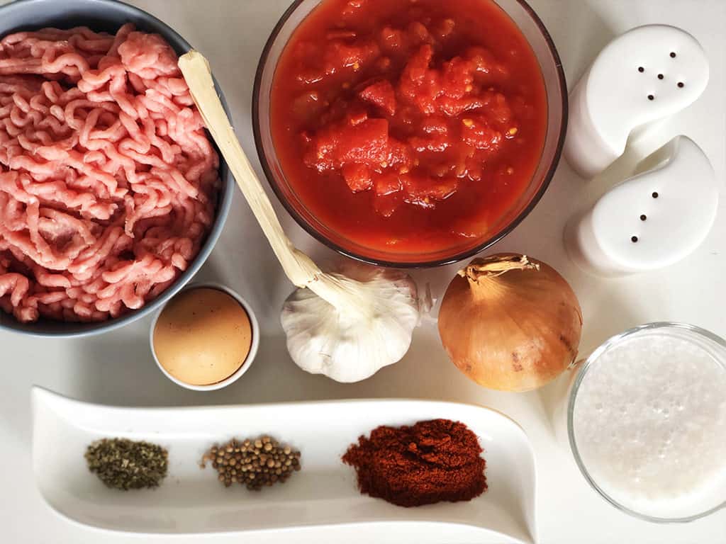 Pulpety w sosie pomidorowym - składniki przed przygotowaniem