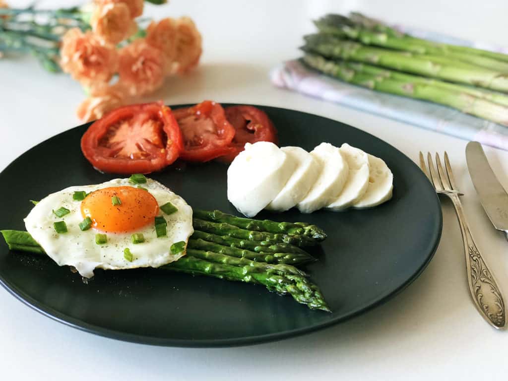Jajko sadzone na szparagach - gotowe danie