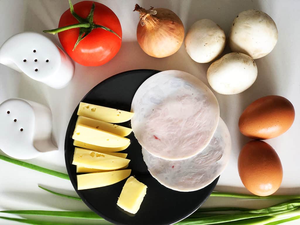Omlet z szynką i pieczarkami - składniki przed przygotowaniem