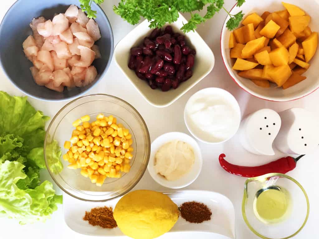 Sałatka z kurczakiem i mango - składniki przed przygotowaniem