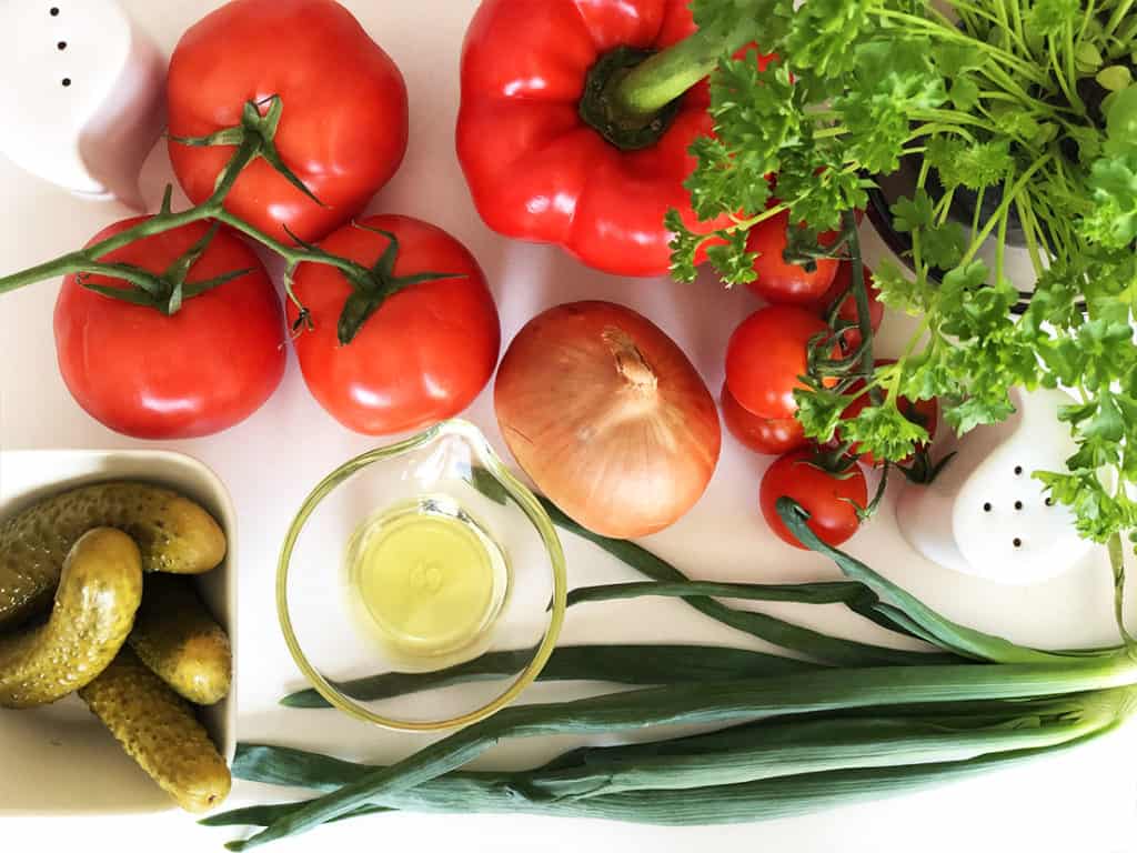 Surówka warzywna z pomidorami - składniki przed przygotowaniem