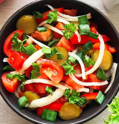 Surówka warzywna z pomidorami
