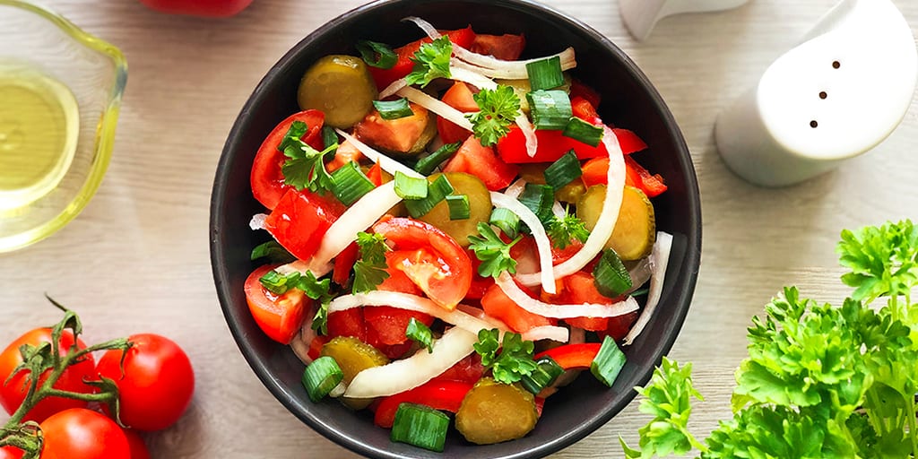 Surówka warzywna z pomidorami - propozycja przygotowania