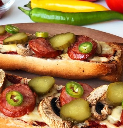 Zapiekanka z kiełbasą i pieczarkami