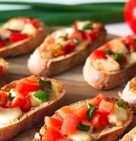 Bruschetta z pomidorami i mozzarellą