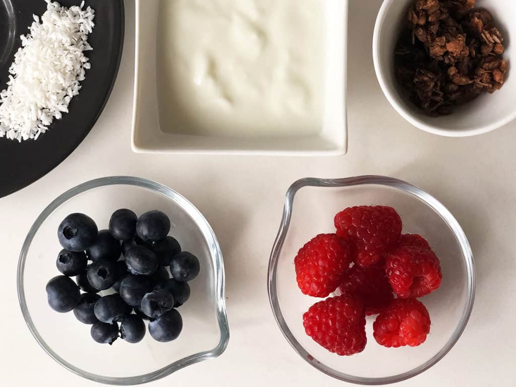 Jogurt z granolą i owocami - składniki przed przygotowaniem