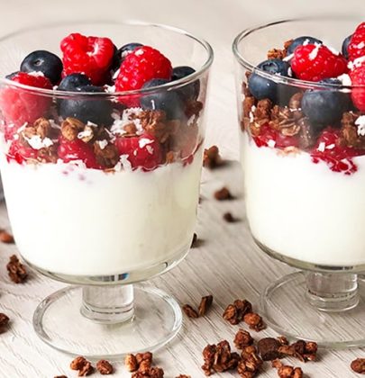 Jogurt naturalny z granolą i owocami