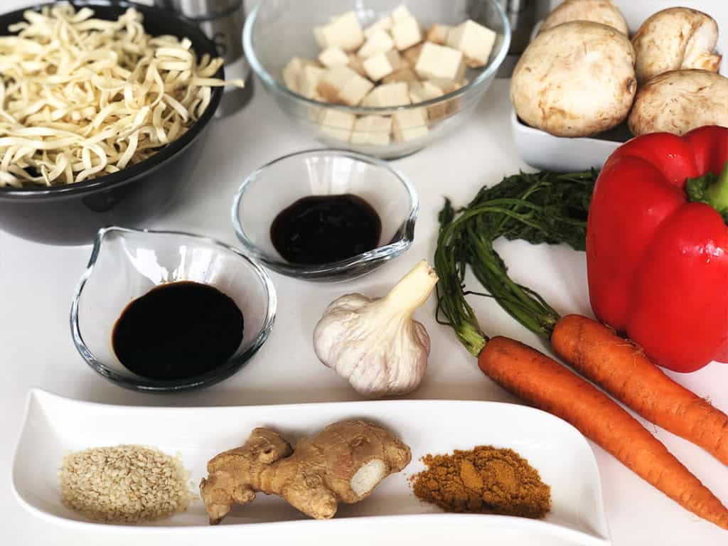 Smażony makaron z tofu i warzywami - składniki przed przygotowaniem