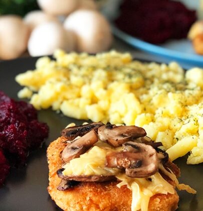 Schabowy zapiekany z pieczarkami i serem