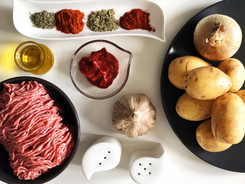 Ziemniaki zapiekane z mięsem mielonym - składniki przed przygotowaniem