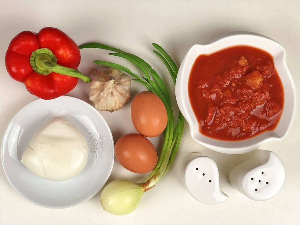Jajka zapiekane z mozzarellą - składniki przed przygotowaniem