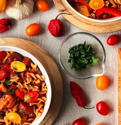 Makaron z soczewicy z warzywami i kiełbasą