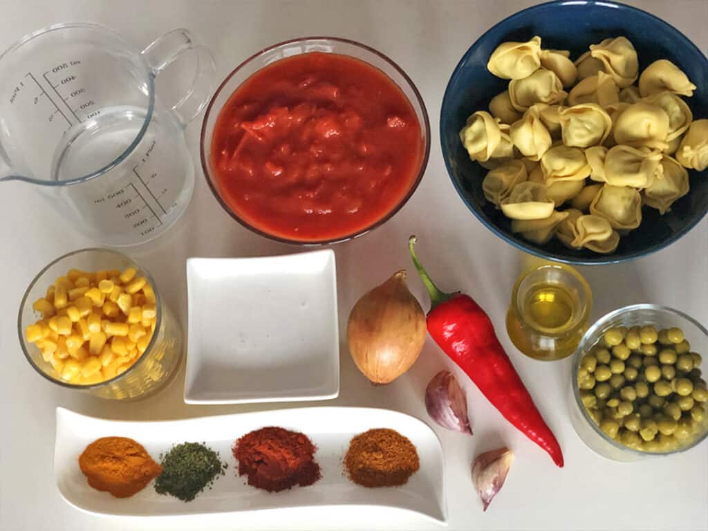 Tortellini w sosie pomidorowo-kokosowym - składniki przed przygotowaniem
