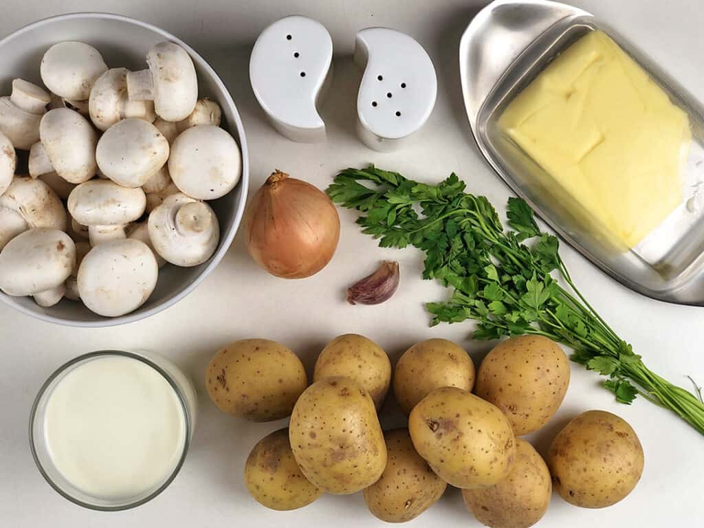 Ziemniaki w sosie pieczarkowym - składniki przed przygotowaniem