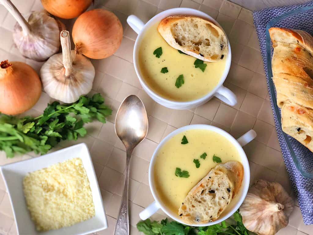 Zupa krem czosnkowo-serowa - gotowe danie
