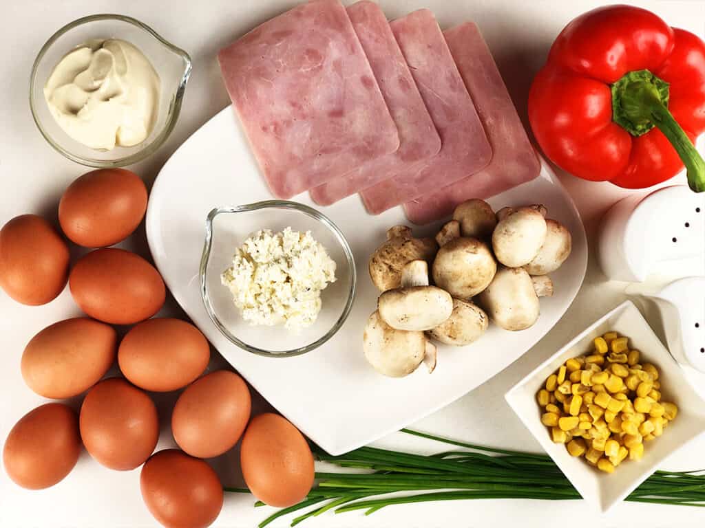 Jajka faszerowane szynką i pieczarkami - składniki przed przygotowaniem