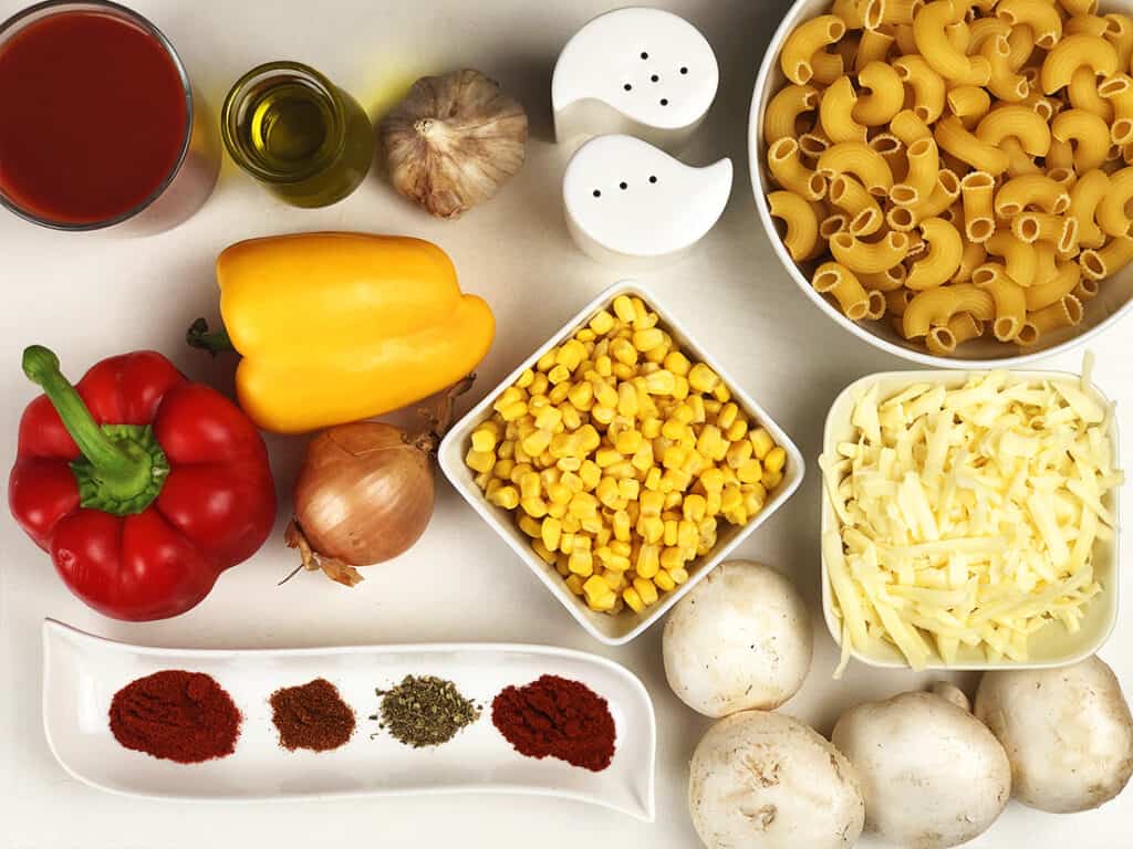Makaron smażony z warzywami i serem - składniki przed przygotowaniem