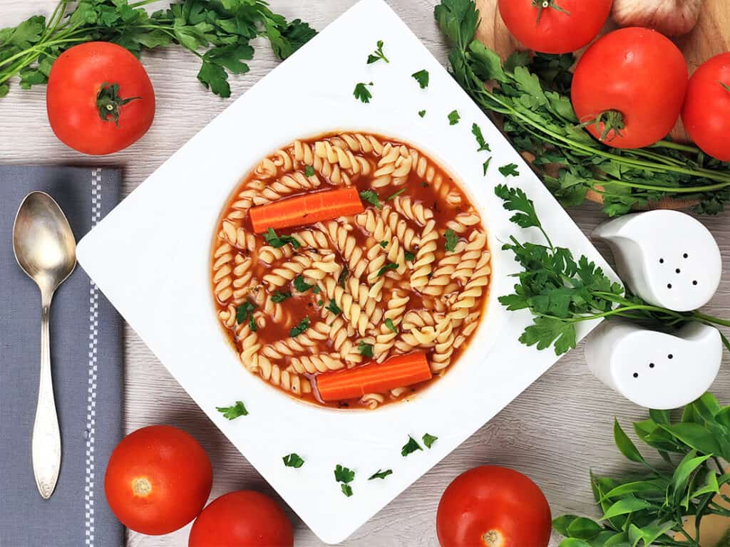 Zupa pomidorowa z makaronem - gotowe danie
