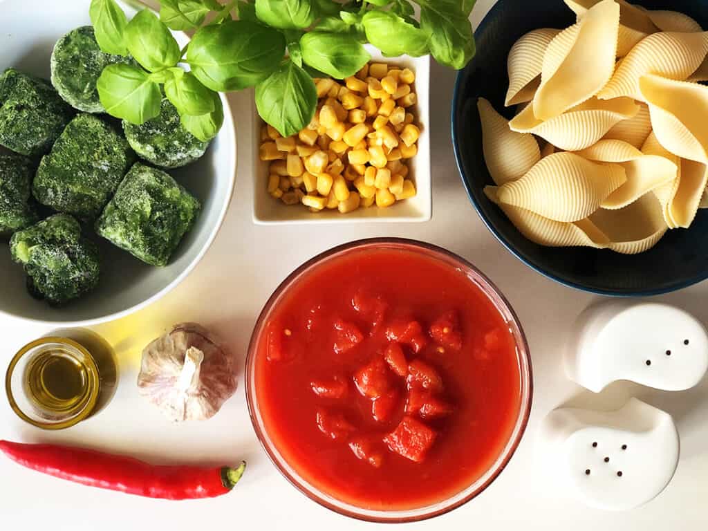 Muszle ze szpinakiem w sosie pomidorowym - składniki przed przygotowaniem