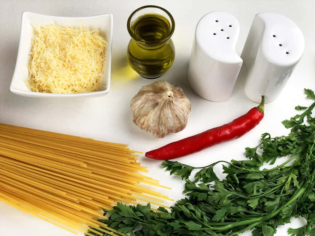 Spaghetti aglio e olio - składniki przed przygotowaniem