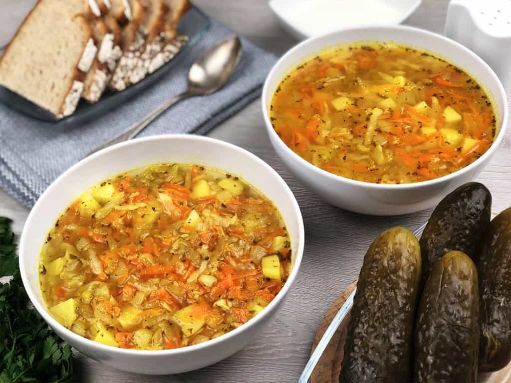Zupa ogórkowa z kaszą pęczak - gotowe danie