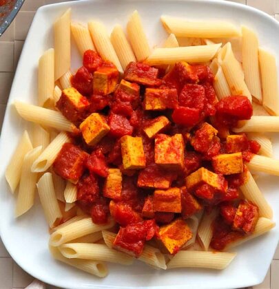 Makaron z tofu w sosie pomidorowym
