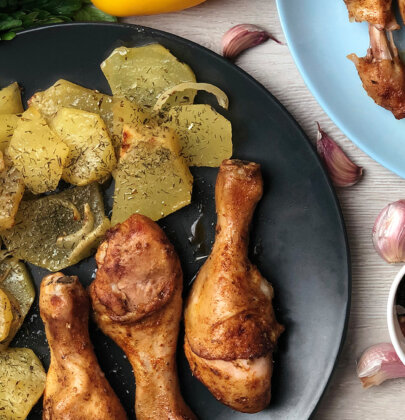 Pieczone udka kurczaka z ziemniakami