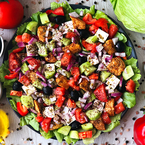 10 pomysłów na obiad z kurczaka - szybkie i sprawdzone przepisy - Sałatka grecka z kurczakiem