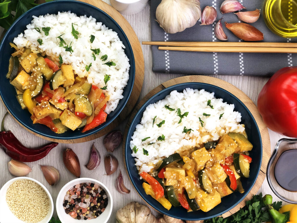 Tofu z warzywami i ryżem - gotowe danie