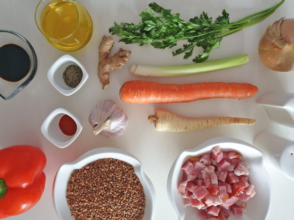 Kasza gryczana z boczkiem i warzywami - składniki przed przygotowaniem
