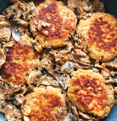 Kotlety jajeczne w sosie pieczarkowym