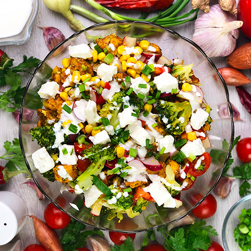 10 pomysłów na obiad z kurczaka - szybkie i sprawdzone przepisy - Sałatka warzywna z kurczakiem i fetą