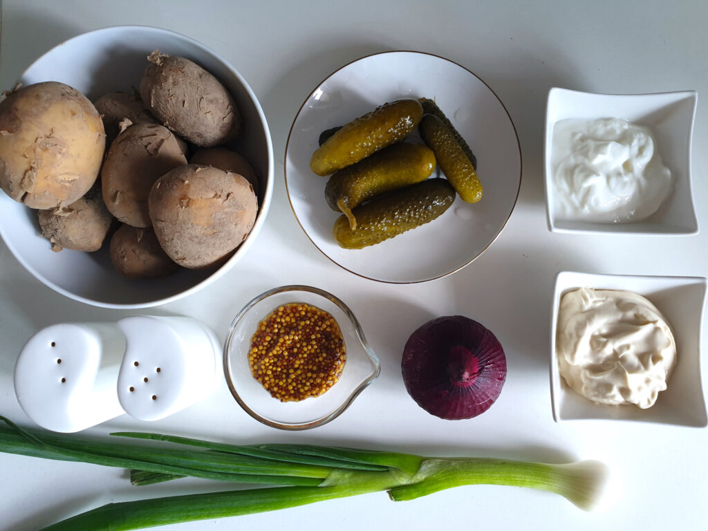 Sałatka ziemniaczana - składniki przed przygotowaniem