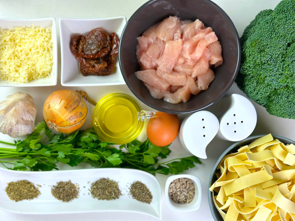 Smażony makaron z indykiem i warzywami - składniki przed przygotowaniem