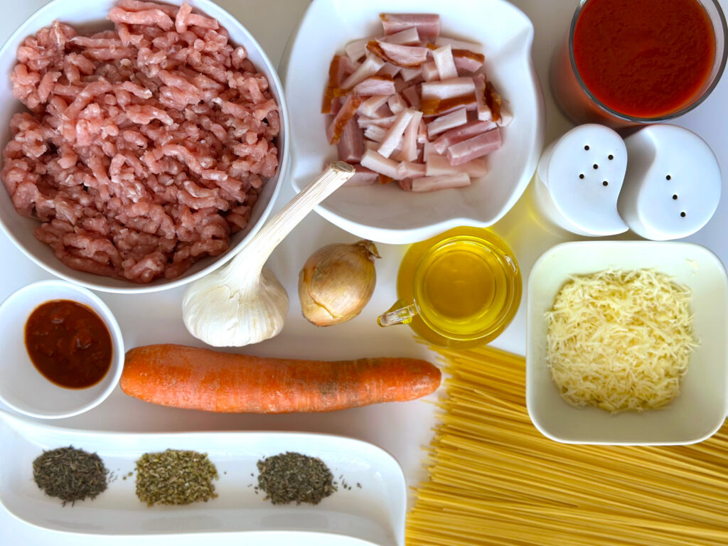 Pikantne spaghetti z mięsem - składniki przed przygotowaniem