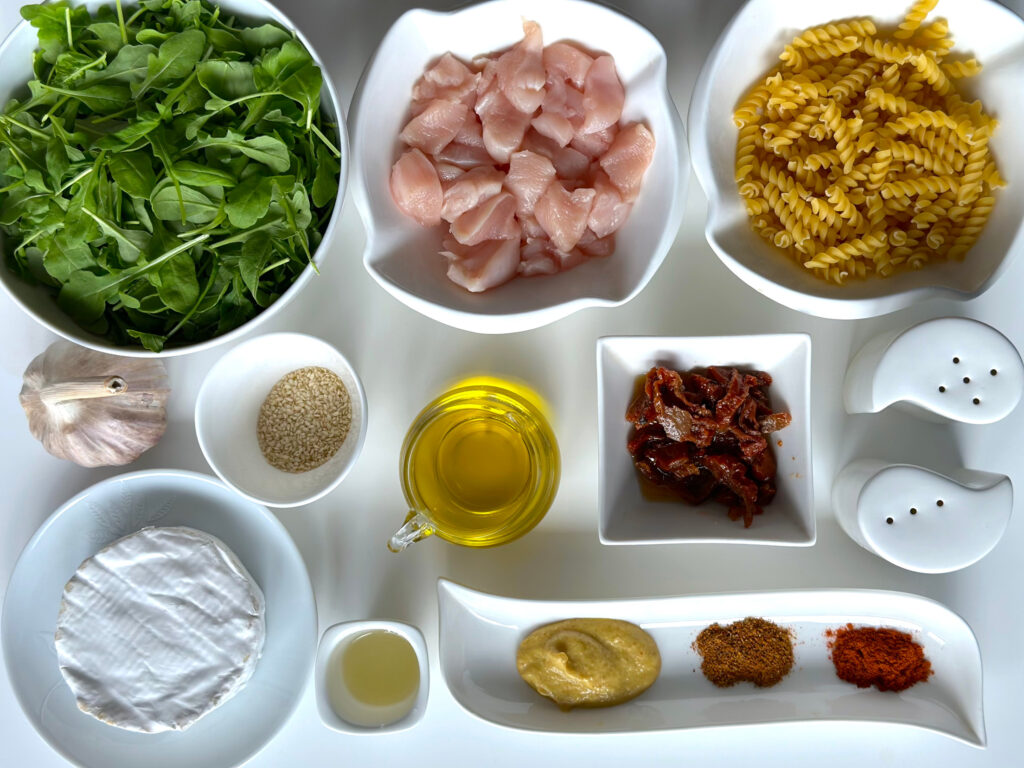 Sałatka z makaronem i serem camembert - składniki przed przygotowaniem