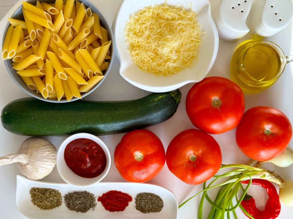 Makaron z sosem pomidorowym i cukinią - składniki przed przygotowaniem