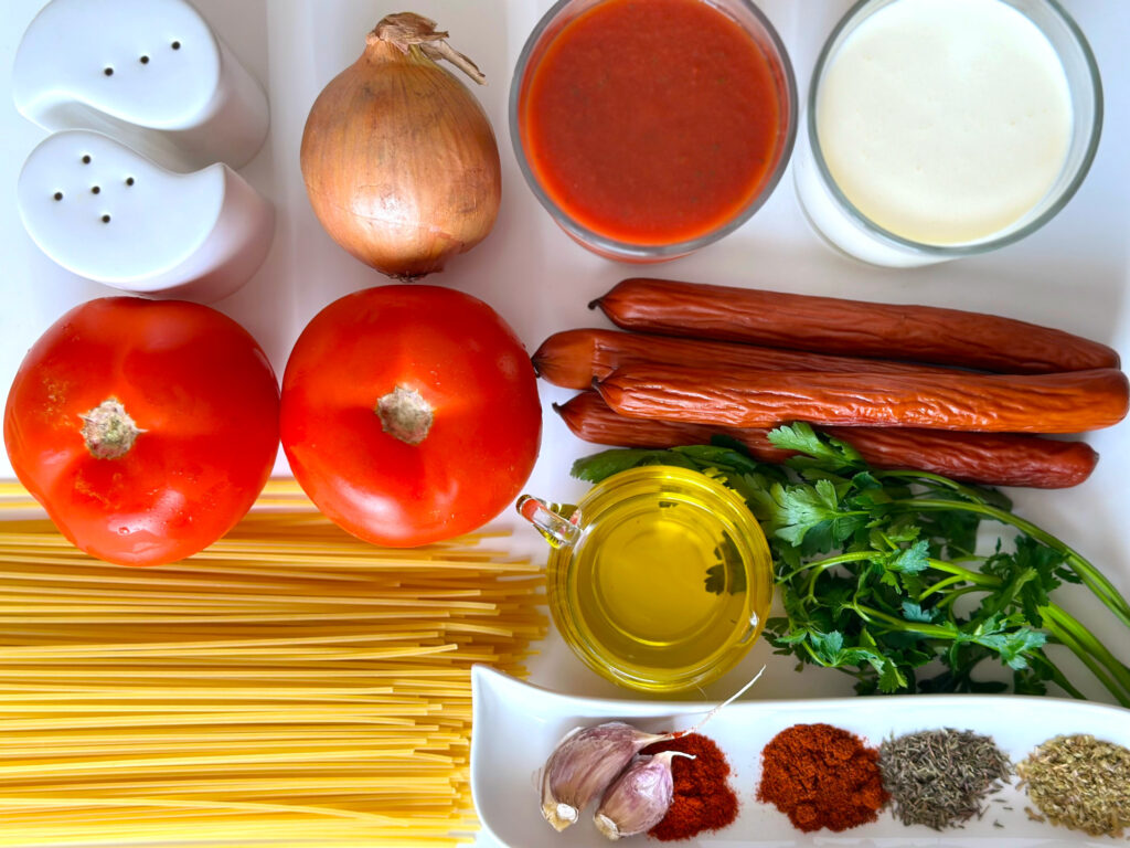 Spaghetti z kabanosami i pomidorami - składniki przed przygotowaniem