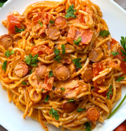 Spaghetti z kabanosami i pomidorami