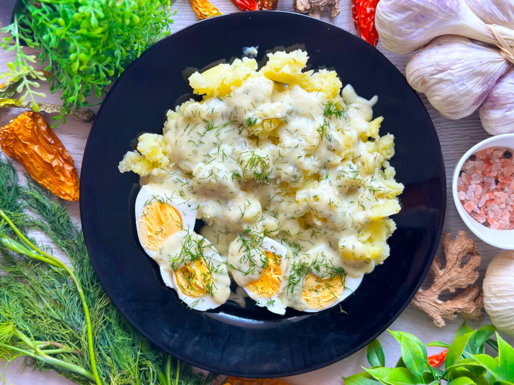 Ziemniaki z jajkiem w sosie chrzanowo - koperkowym - gotowe danie